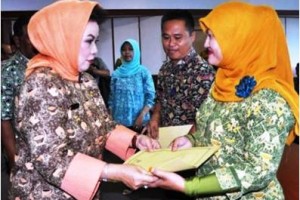 Bupati Kuningan, Hj Utje CH Suganda saat membayarkan sewa tanah desa.